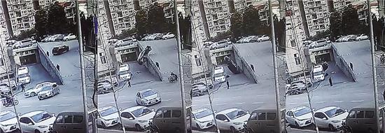 越野车失控后溜 母亲拼命救子躲过一劫