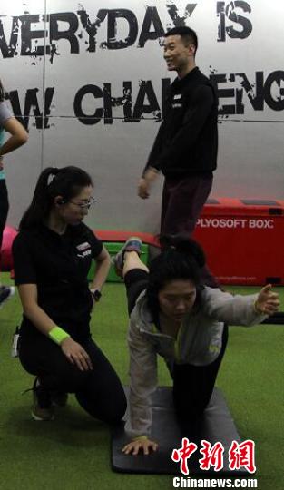 不少市民选择专业人士指导训练 韩冰 摄