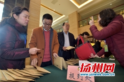 昨天，参加市政协八届一次会议的委员们陆续赶赴会议中心报到。董辉摄