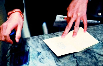 收集景点印章的旅游玩法，正逐渐在年轻人中变得流行。澳门特区政府旅游局于2014年起推出了“论区行赏”盖印活动。图为游客在澳门玫瑰堂盖印章。  新华社发