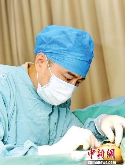 工作中的“瘘王”李军?！⊥踅ㄐ?摄