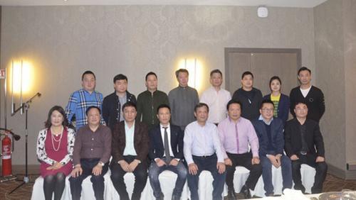 中国侨网与会嘉宾合影留念。(法国《欧洲时报》/张锐 摄)