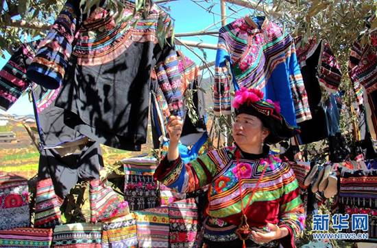 【网络媒体走转改】彝绣守护人李如秀：让“指尖花朵”永绽放