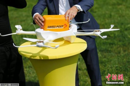 资料图：当地时间2015年7月7日，瑞士邮政试飞“无人机快递”。