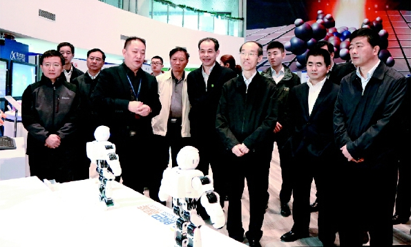 在调研组参观中科大先进技术研究院时，万鄂湘指出，法治精神是现代文明的重要基石，也是促进社会文明的重要保障。