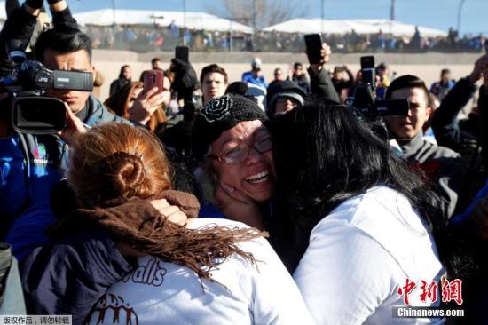 当地时间2017年1月28日，美国与墨西哥边境举行“拥抱，而非隔离墙”的活动，分隔美墨两国的亲属在边境线附近短暂团聚。