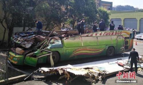 资料图 有关人员在对游览车进行细致勘验。 <a target='_blank' href='http://www.chinanews.com/'><p align=