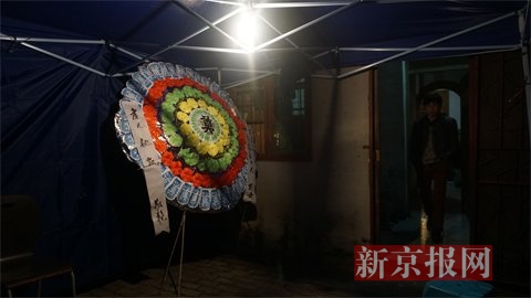 家属在出租屋搭设灵堂，放置花圈。新京报记者 曹晓波摄
