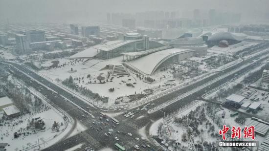 2月21日，呼和浩特降下大雪，交通受阻，市内快速路全线封闭，当地气象部门发布暴雪黄色预警与道路结冰黄色预警信号。徐小钢 摄