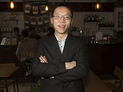 彬彬有礼、谈吐得体，这是许多人对黄于于的第一印象。皮肤白皙的他总是戴着眼镜，也喜欢穿西服。