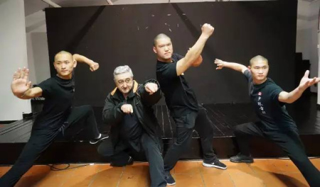 看这架势，莫不是一个功夫迷？小侨赶快上前与他攀谈，没想到却挖出了不少故事。