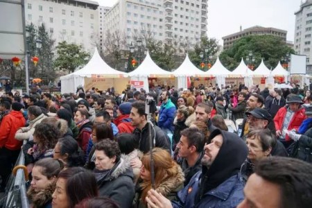 当地时间12日傍晚，在位于马德里市中心的西班牙广场，“四海同春”欧洲二团巡演圆满收官。