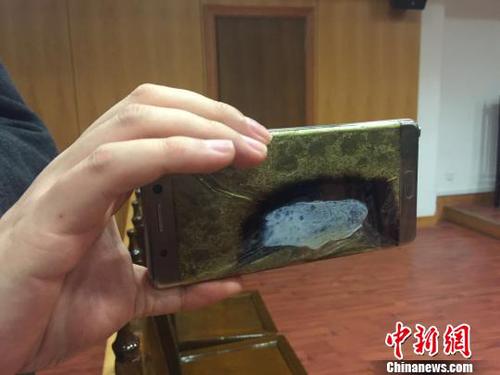 2017年2月22日，上海首起因使用三星Note7手机爆炸而诉至法院的案件在上海市金山区法院开庭。这起曾引起媒体广泛关注的案件当庭和解，三星公司返还购机款，并按购机款三倍予以赔偿。图为发生自燃的三星NOTE7手机。　李姝徵 摄