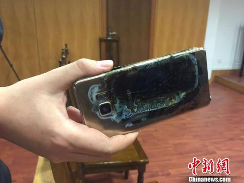 2017年2月22日，上海首起因使用三星Note7手机爆炸而诉至法院的案件在上海市金山区法院开庭。这起曾引起媒体广泛关注的案件当庭和解，三星公司返还购机款，并按购机款三倍予以赔偿。图为原告购买的、后发生自燃的三星NOTE7手机?！±铈?摄