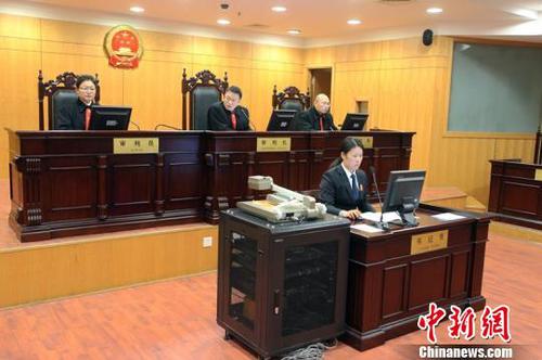 2017年2月22日，上海首起因使用三星Note7手机爆炸而诉至法院的案件在上海市金山区法院开庭。这起曾引起媒体广泛关注的案件当庭和解，三星公司返还购机款，并按购机款三倍予以赔偿。图为当日庭审现场。金山法院供图