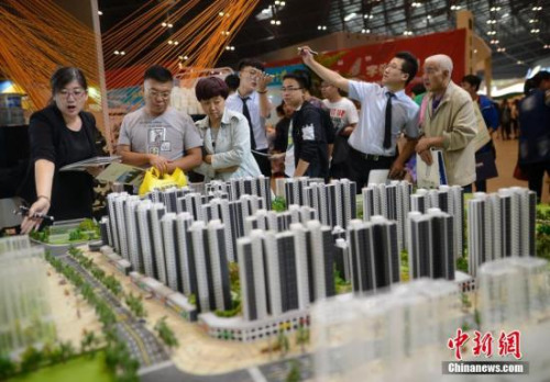 售楼员为民众推荐商品房户型。 韦亮 摄