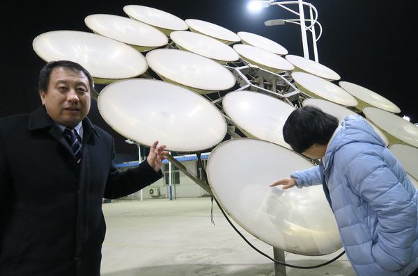 三、北京博龙阳光新能源高科技开发有限公司生产的绿色节能“低碳”LED照明灯，让郊区乡间公路、新农村等角落亮如白昼，深受欢迎。 新华社记者  李明放  摄影