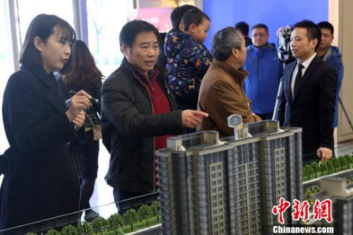 市民在一家楼盘内咨询。　泱波 摄