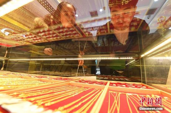 12月24日，山西太原一家金店打折促销黄金首饰，吸引民众争相抢购。 <a target='_blank' href='http://www.chinanews.com/'>中新社</a>记者 韦亮 摄