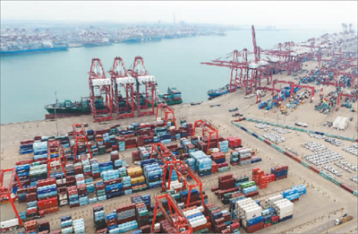 青岛港一景。潘 炳摄（人民视觉）