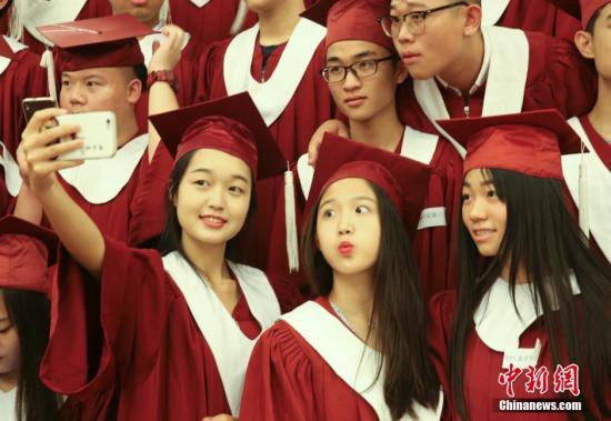 7月9日，中国中加学校——北京中加、深圳中加、安徽中加、贵阳中加、长沙中加5所学校高中毕业生，北京华仁学校、贵阳中加、兰州中加3所学校初中毕业生近千人，在北京人民大会堂举行毕业典礼。今年北京、深圳、安徽、贵阳、长沙中加学校的高中毕业生600多名，目前为止大部分毕业生被世界排名前250名的大学录取，全部毕业生已被录取，录取率为100%。 <a target='_blank' href='http://www.chinanews.com/'>中新社</a>记者 赵隽 摄