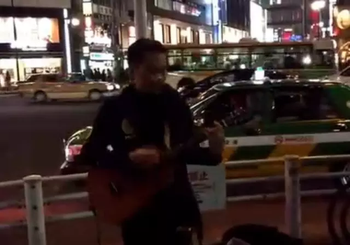 唱到间奏，女孩突然情不自禁地跟着唱起了粤语版。