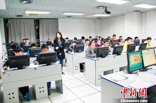图为考生测试综合素质?！∥靼步淮?供图 摄
