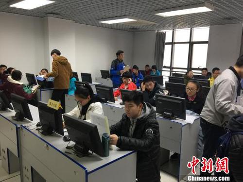 图为考生在做准备。　党田野 摄 摄