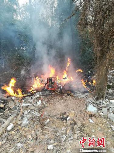 图说：共享单车被火烧毁现场，除了其中一辆车头可看出为摩拜单车外，其余车辆几乎已经看不出品牌?！≈有?摄