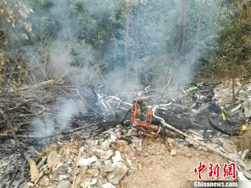 图说：残火刚刚被扑灭，仍有浓烟冒起，现场一片狼藉?！≈有?摄