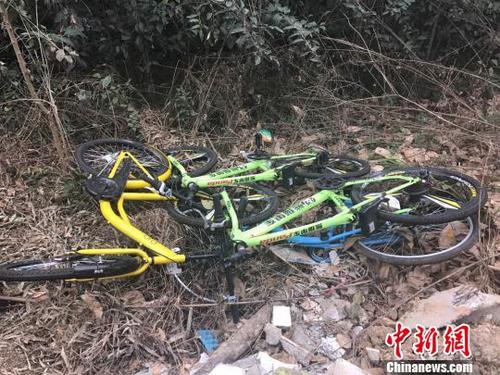图说：现场虽有四辆共享单车“幸免于火”，但其坐垫均不知所踪?！≈芟?摄