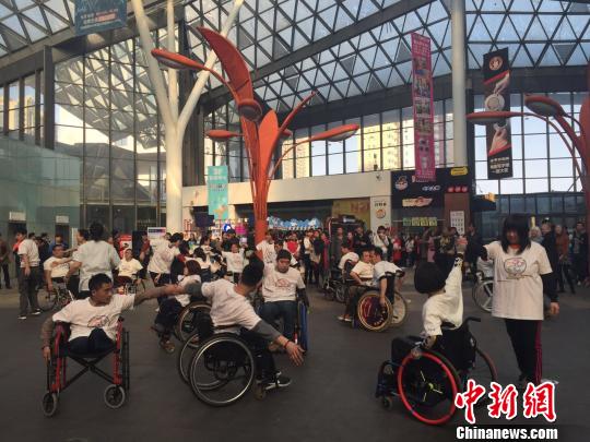 残障青年演绎“共生舞蹈”?！『蚂?摄