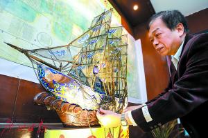 伍立桥和他的藏品景泰蓝船。