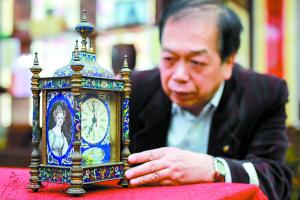 伍立桥和他的藏品古堡式座钟。