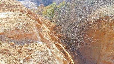 渣土车疯狂倾倒70多车次 填平郑州侯寨乡一深沟