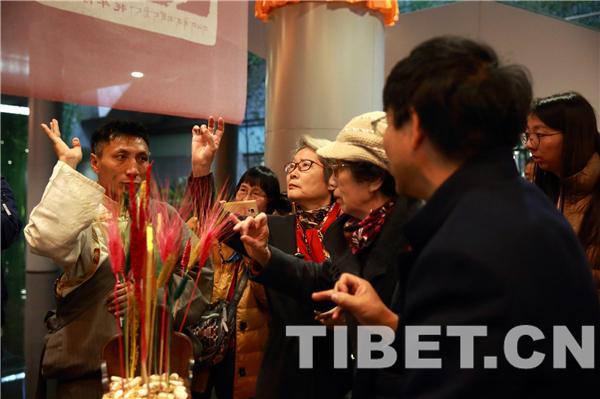 △图为现场观众体验藏式年俗，摄影：陈卫国