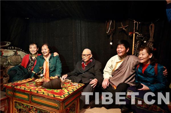 △图为西藏自治区党委原第一书记阴法唐与夫人李国柱走进展厅里的牦牛帐篷，回忆当年在西藏的工作生活，摄影：陈卫国_副本