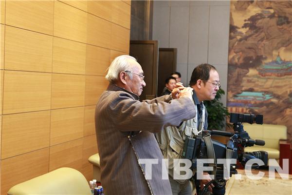 △图为张小平在活动现场，摄影：陈卫国