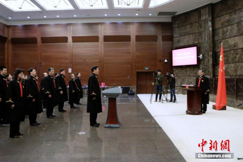 资料图：中国最高人民法院举行新任法官宪法宣誓活动。<a target='_blank' href='http://www.chinanews.com/'>中新社</a>记者 李慧思 摄