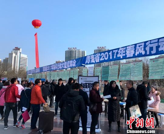 图为当日早晨，在招聘会应聘台，前来询问的就业人员络绎不绝?！∷镱?摄