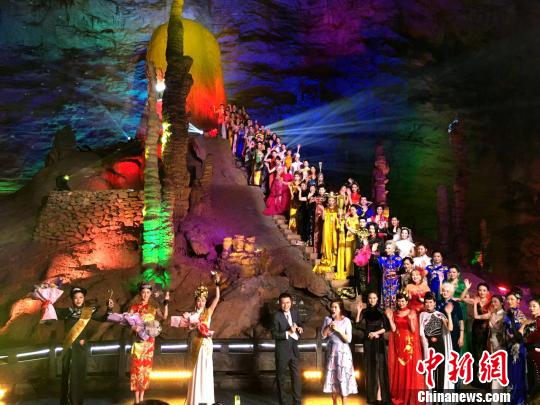 湖南张家界上演溶洞旗袍秀八旬老太同台走秀不服老