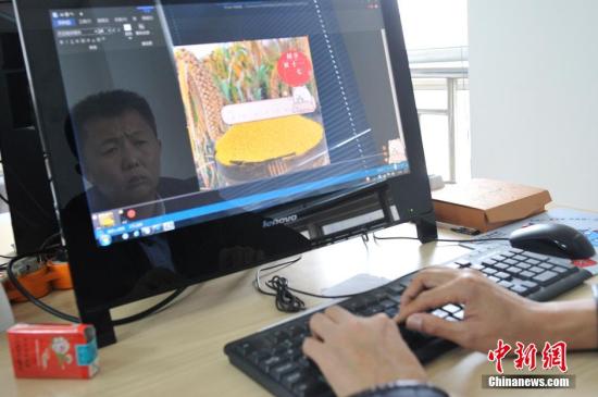 资料图：农民电商王小帮，通过7年努力，淘宝店铺由零做到五皇冠，办公地点从临县山村搬到省会城市太原，当年的农村小作坊也发展成电子商务公司，货品销量由最初的每天两三单变成了上百单。 <a target='_blank' href='http://www.chinanews.com/'>中新社</a>记者 韦亮 摄