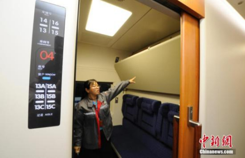 资料图：为中国首列可以在高寒、风沙环境下运行的卧铺动车组CRH5E“座卧转换”功能的设计，使得动车组可以实现夜间卧车、白天座车两种运营模式。<a target='_blank' href='http://www.chinanews.com/'>中新社</a>记者 张瑶 摄