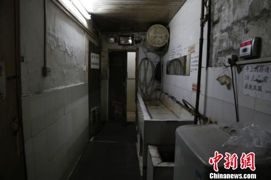 28日，天安门旁最大的地下空间——和平门小区地下空间住人“清零”，今年累计清理拆除近14000平米。图为地下室违规隔断房?！≡?摄