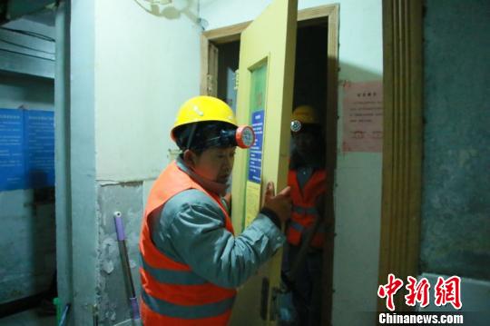 28日，天安门旁最大的地下空间——和平门小区地下空间住人“清零”，今年累计清理拆除近14000平米。图为工作人员进行拆除整治?！≡?摄