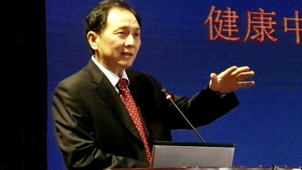 3、国家卫生计生委宣传司原国家卫生计生监察专员、中国卫生计生思想政治工作促进会副会长兼秘书长张健在主持“听书记说”现场交流。随军　摄影