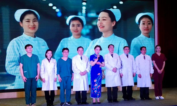 １４、苏州大学附属一院医务人员成功救助了血液病患者。图为群英亮相“听书记说”现场交流讲台，展示了医务工作者人文大爱的奉献精神，奏响了一曲新时代慈爱群英谱。隋芳　摄影