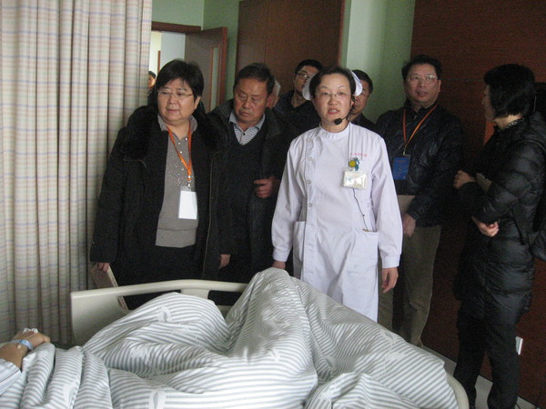 １２、２５号下午，“听书记说”现场交流会后，政促会领导和与会代表参观了苏州大学附属第一医院。人民政协网记者　张春莉　摄影