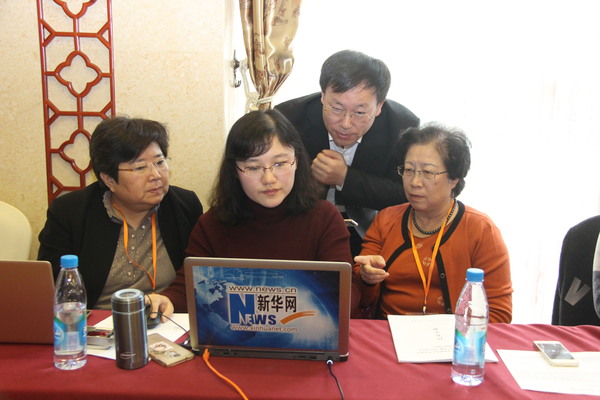 １３、国家卫生计生委计划生育家庭发展司原巡视员施春景（右一）、国家卫生计生委宣传司原巡视员、中国卫生计生政促会副秘书长王华宁（左一）在与媒体认真校对“听书记说”现场交流发言。吴琛　摄影　