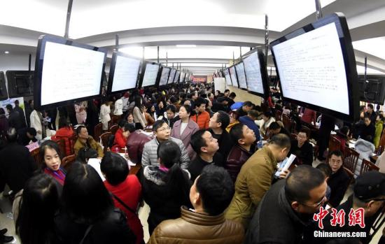资料图：江西省新余市渝水区人力资源市场，挤满了前来应聘的求职者。周亮 摄